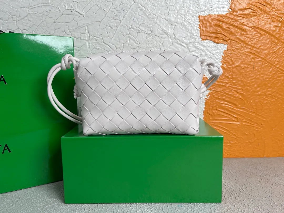 Batch 1160 BOTTEGA VENETA/Bottega 2021 new women's POUCH crossbody bag clutch, lntfecciato woven leather crossbody mini handbag, single internal open pocket, zipper closure, computer embroidered leather shoulder strap can be adjusted in length, model: 6684 Color: White Origin: Italy Size: 17*12*8